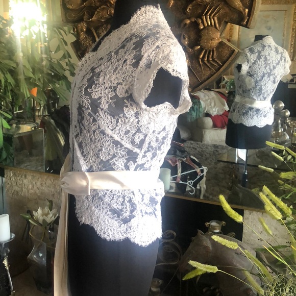 Gorgeous lace form fitted blouse with bow belt 8 - Picture 4 of 10